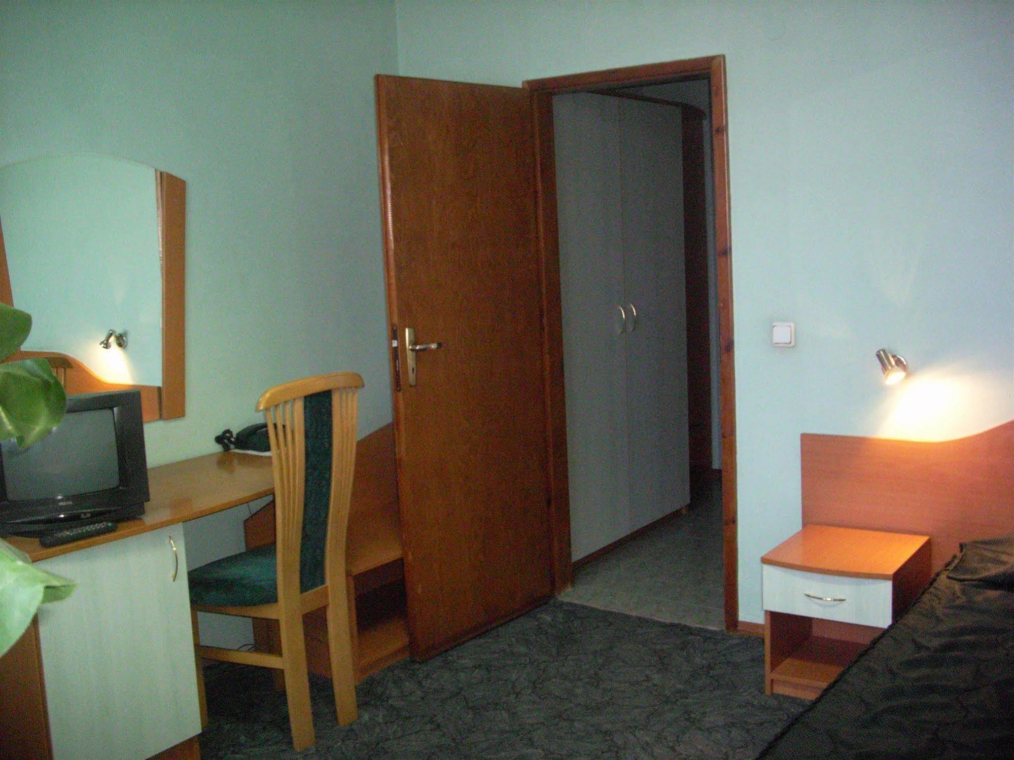 Elbrus Hotel Pazardzhik Ngoại thất bức ảnh