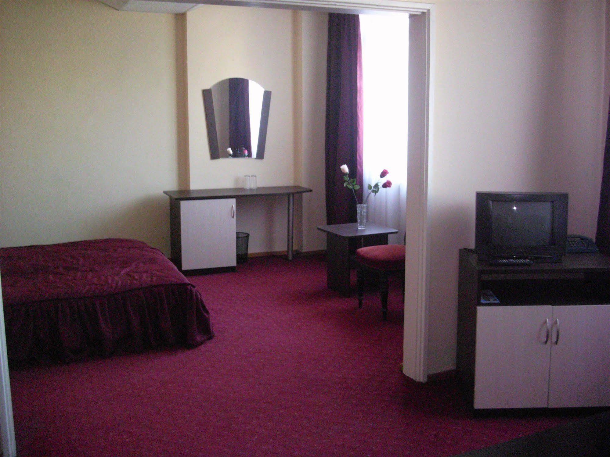 Elbrus Hotel Pazardzhik Ngoại thất bức ảnh